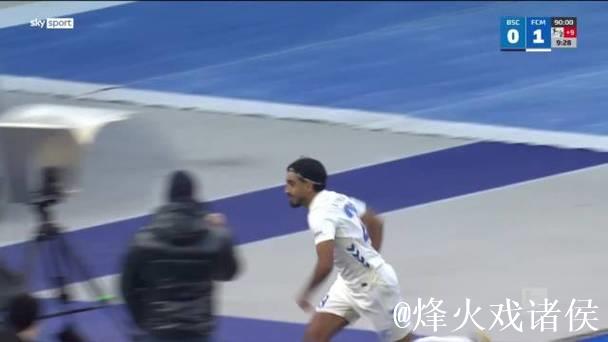 马格德堡球员庆祝进球，不幸跌入2.7米的沟中但